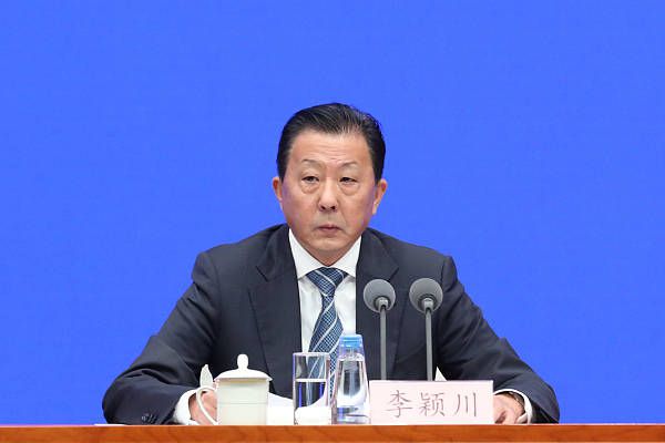 下半场伤停补时6分钟，全场比赛结束，最终曼联0-2西汉姆。